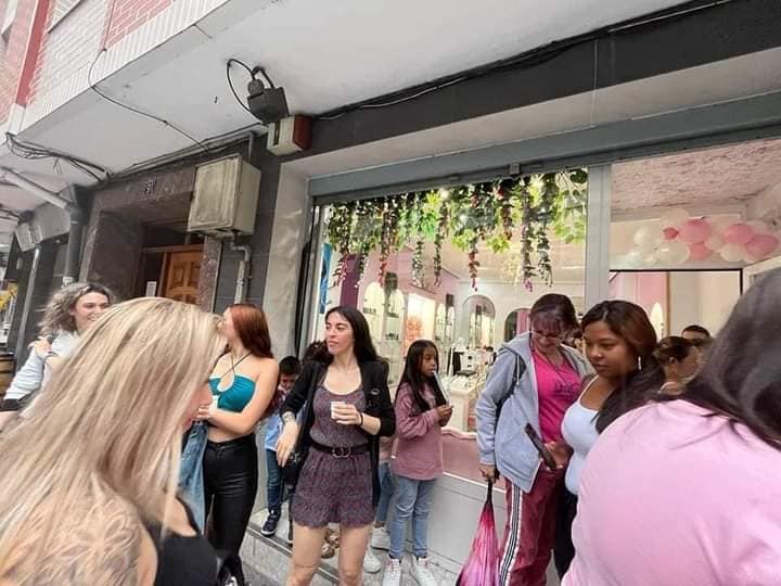 ¡Orgullo catracho! Pareja hondureña inaugura salón de belleza en España