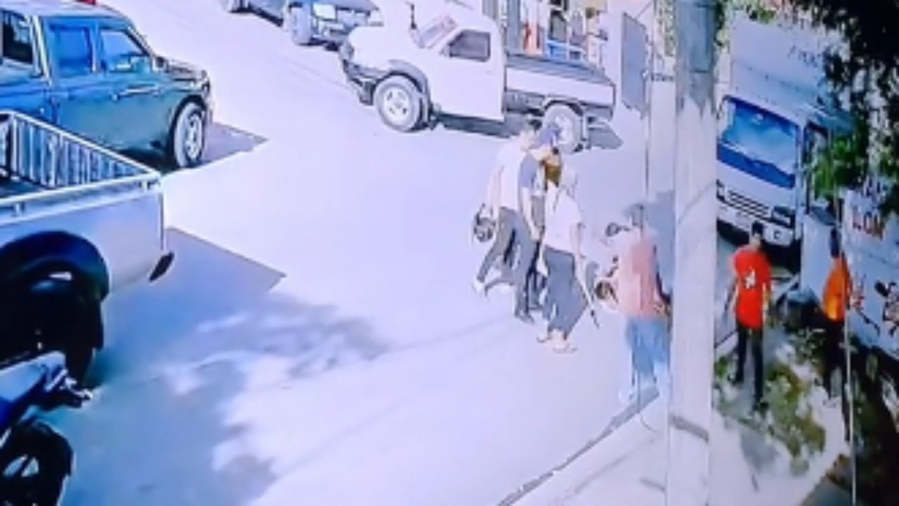 Algunos de los individuos se quedaron para tratar de separar a los hombres. Foto: HRN