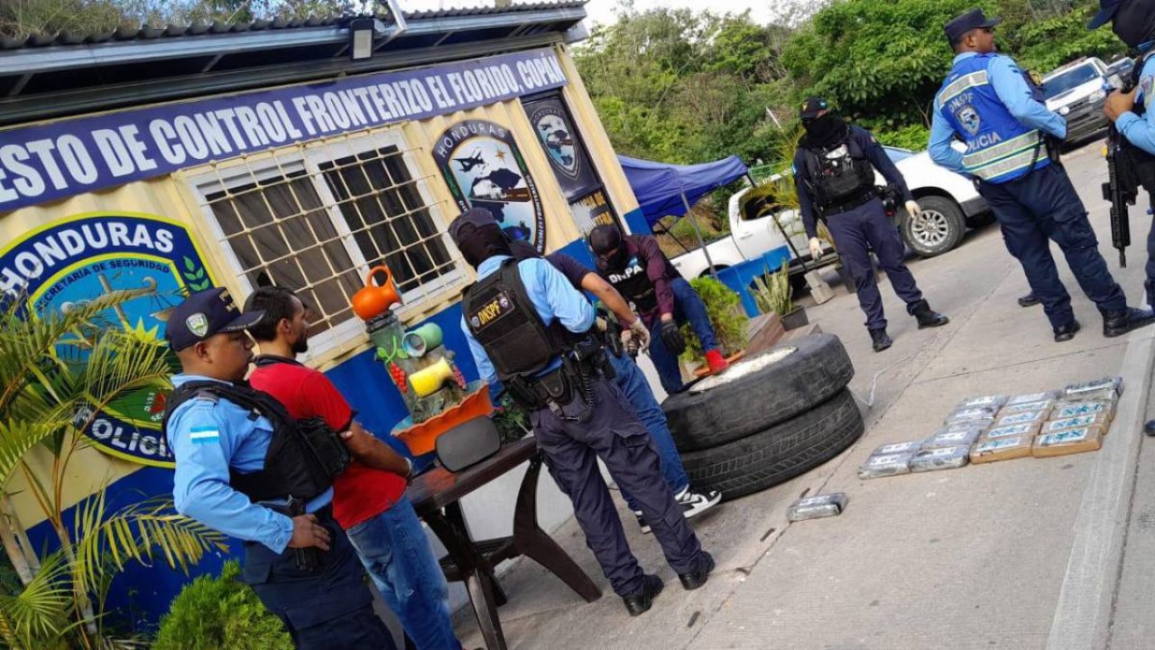 Policía de Honduras incauta de 45 kilos de cocaína en un camión que iba hacia Guatemala