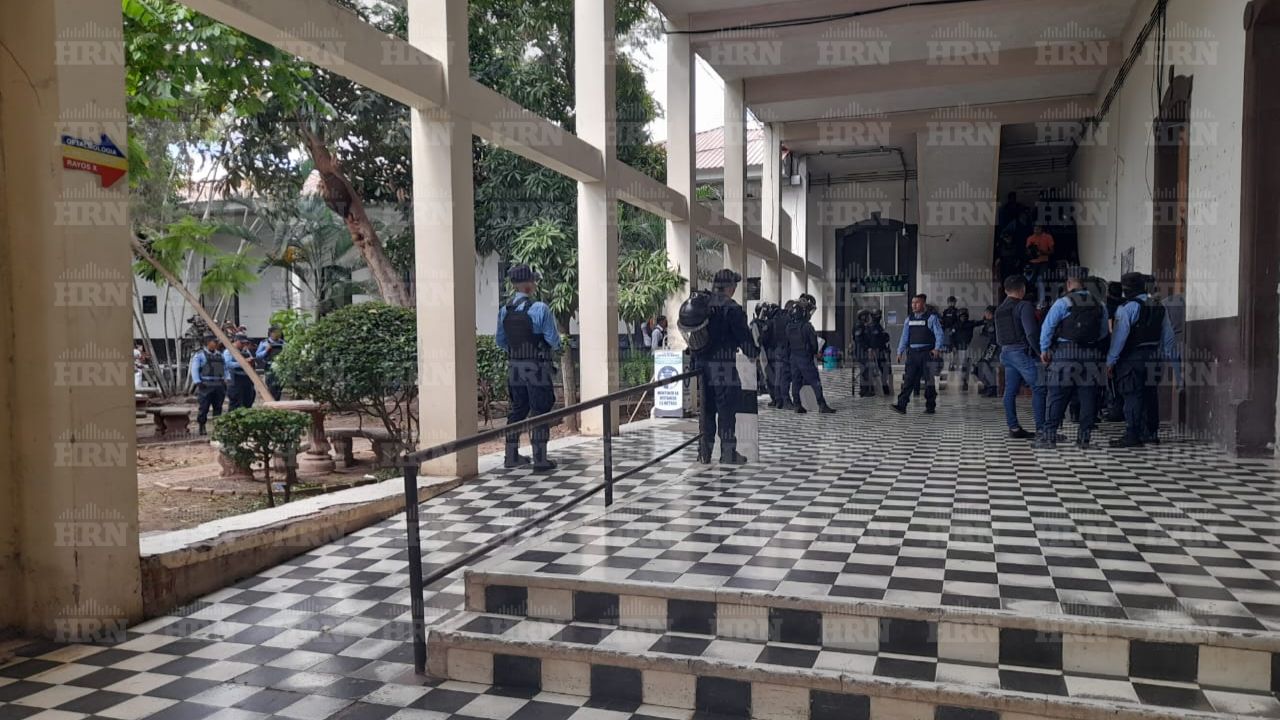 Por orden judicial, desalojan a colectivos de Libre que mantenían toma en el Hospital San Felipe
