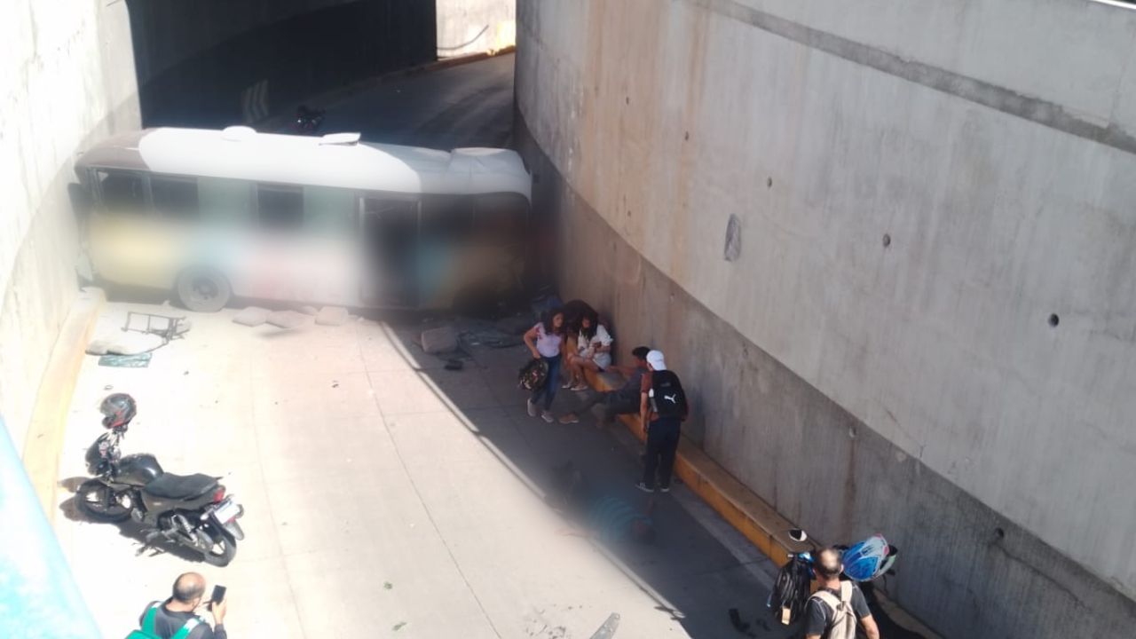 Un fallecido y varios heridos deja accidente de bus 'rapidito' frente a la UNAH