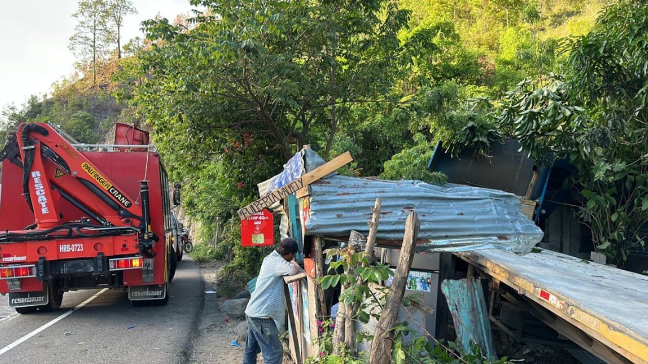 Mientras dormían, padre e hija pierden la vida: una rastra cayó en su casa en la CA-5