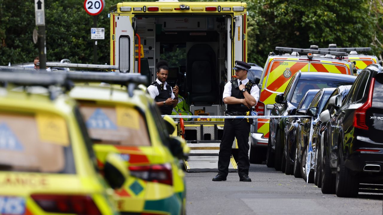 Seis niños y dos adultos atropellados por mujer que chocó contra una escuela en Londres
