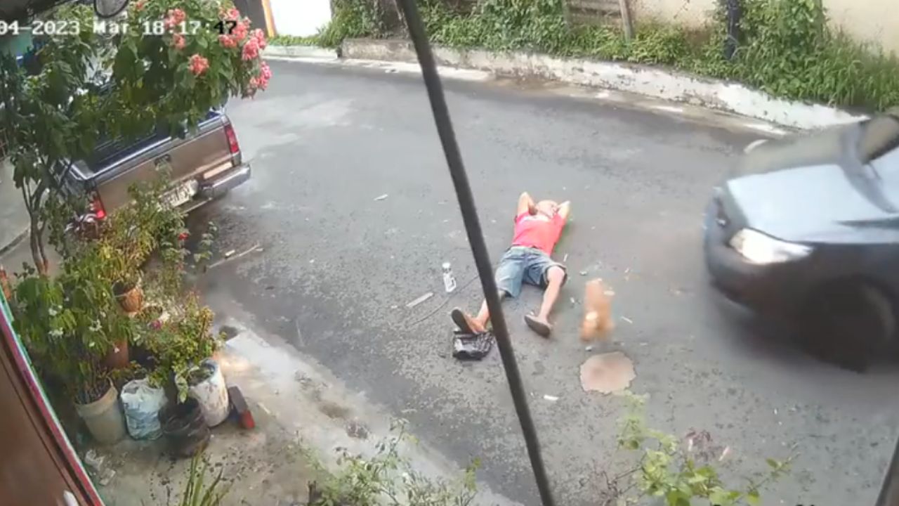 Imágenes sensibles: conductor embiste a hombre en estado de ebriedad que estaba acostado en la calle