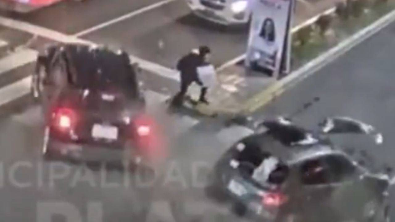 VÍDEO: Mujer se salva de morir luego de choque de dos carros mientras ella caminaba