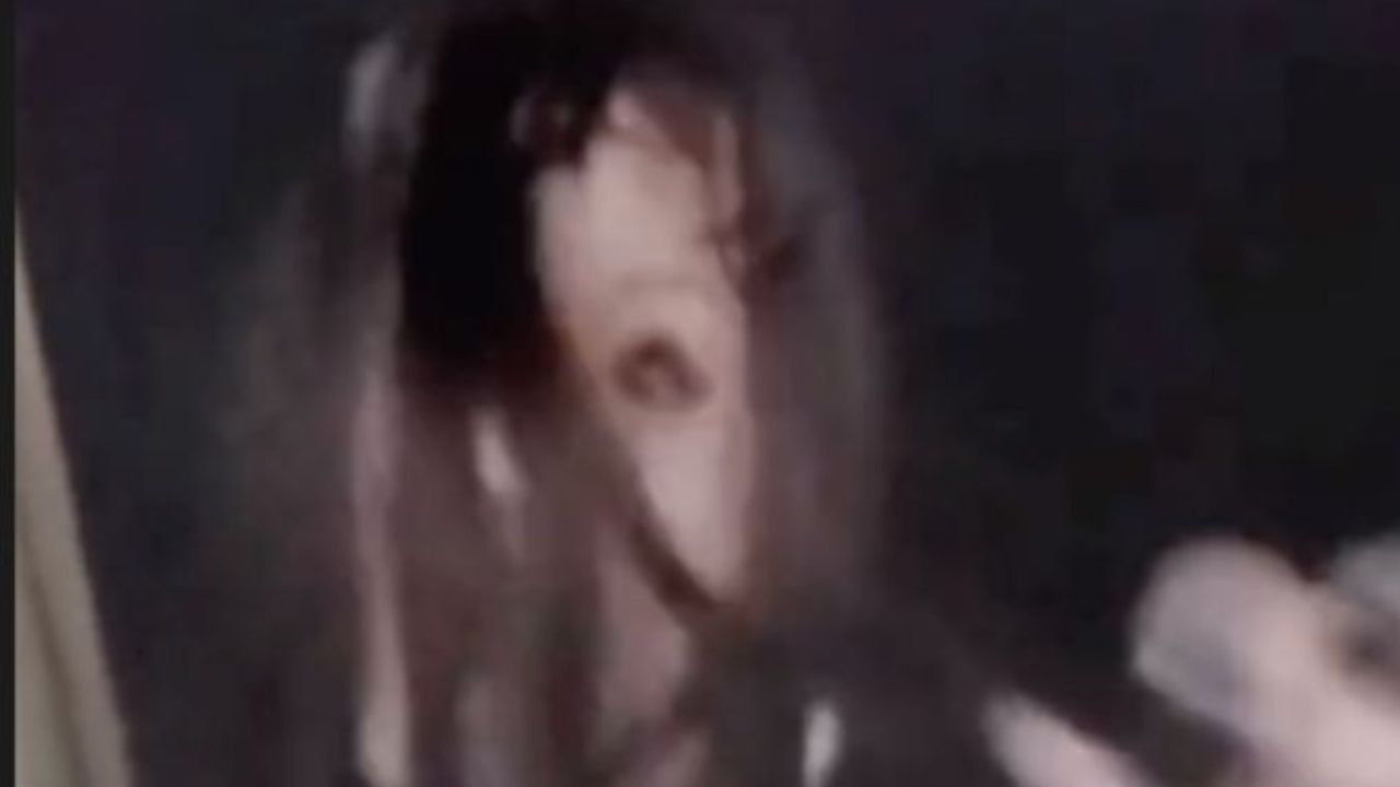 ¡De terror! Graban a criatura con forma de mujer rogando para que la dejen entrar a una casa