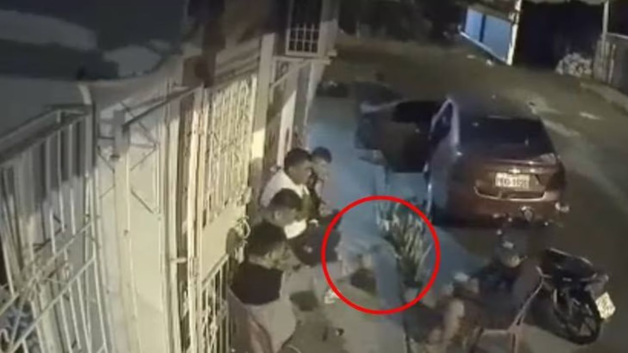 VIDEO: Por querer disparar al aire, hombre mata a su mejor amigo durante un velorio
