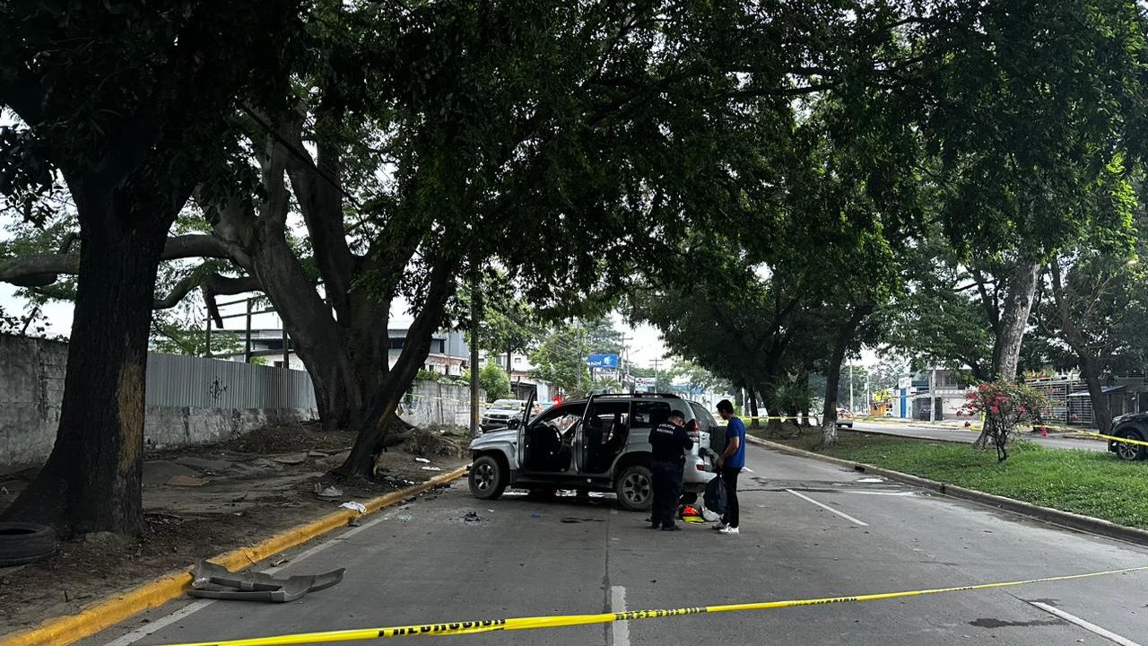 Encuentran sin vida a un hombre en una camioneta en SPS; le dispararon y chocó contra un árbol