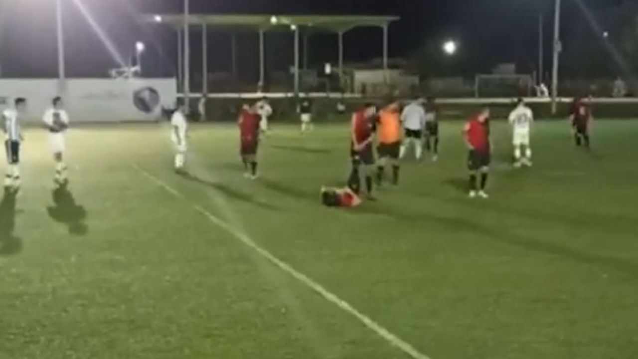 Sensible vídeo: Sujetos armados le quitan la vida a un entrenador de fútbol en pleno partido