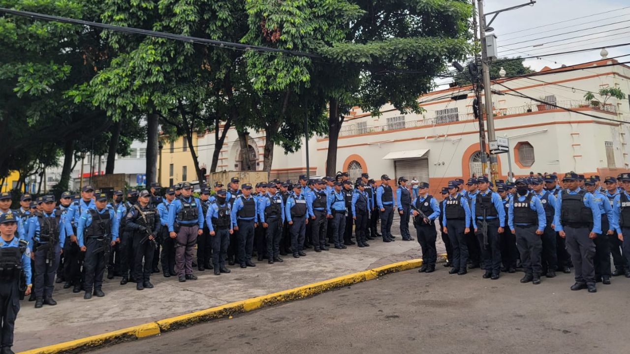 Ejecutan operación 'Mercados Seguros' en la capital; policías y militares estarán permanentes en la zona