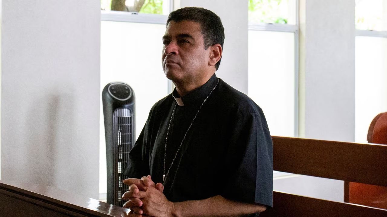 Devuelven a la cárcel al obispo nicaragüense Rolando Álvarez tras negarse a ser exiliado