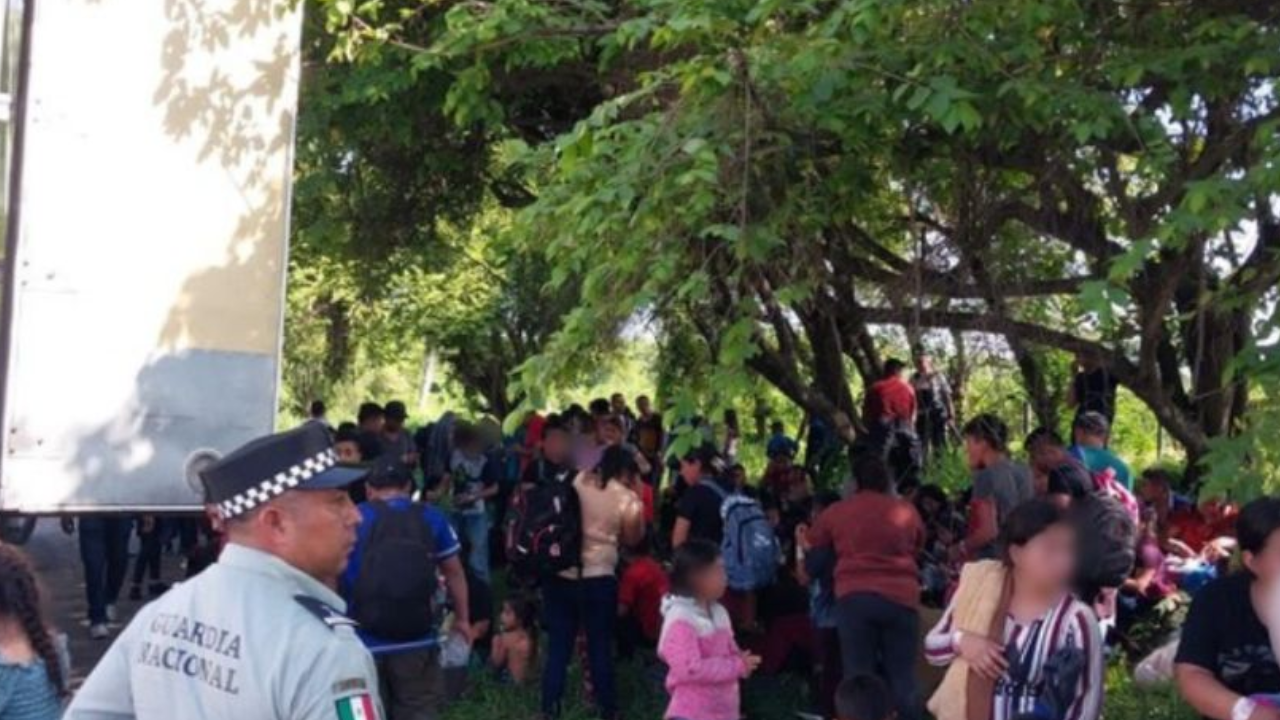 Rescatan a migrantes hondureños que estaban hacinados en un tráiler en el este de México