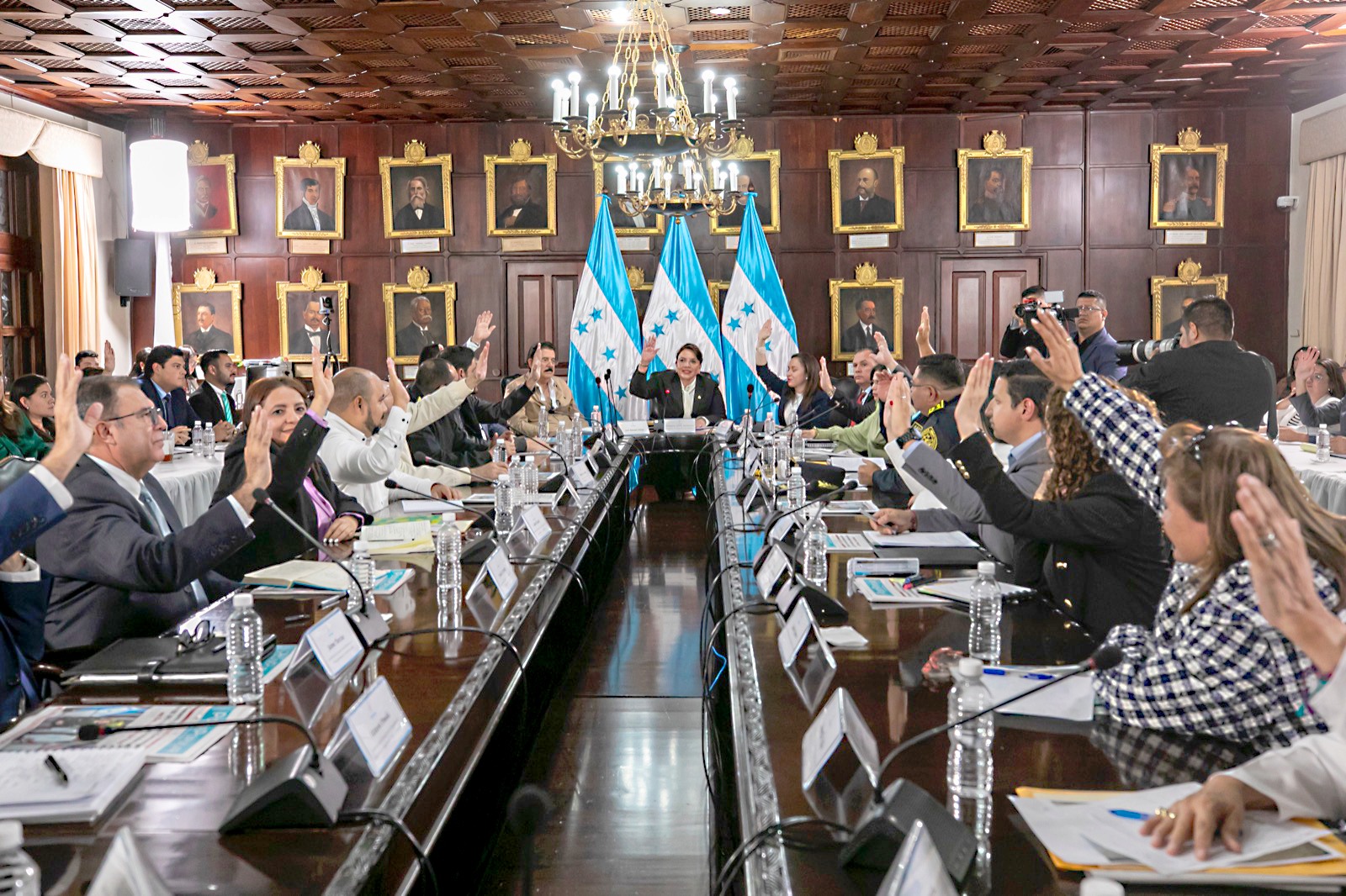 Presidenta de Honduras anuncia que ya realizó el primer pago por adhesión al CAF