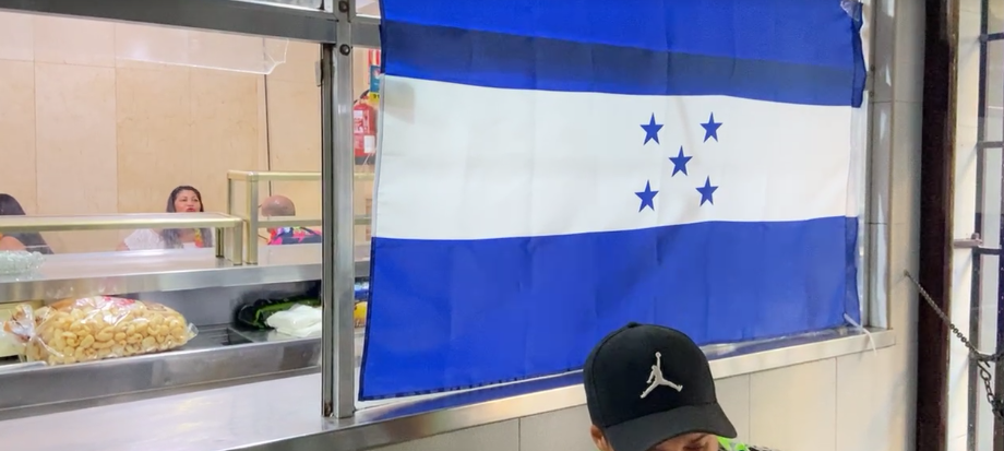 Las hondureñas destacaron la bandera de Honduras en el negocio. Foto: Redes sociales