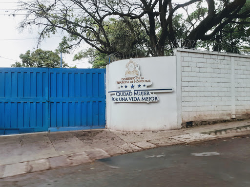 En Ciudad Mujer te darán más información de los cursos disponibles. Foto: ForTegucigalpa
