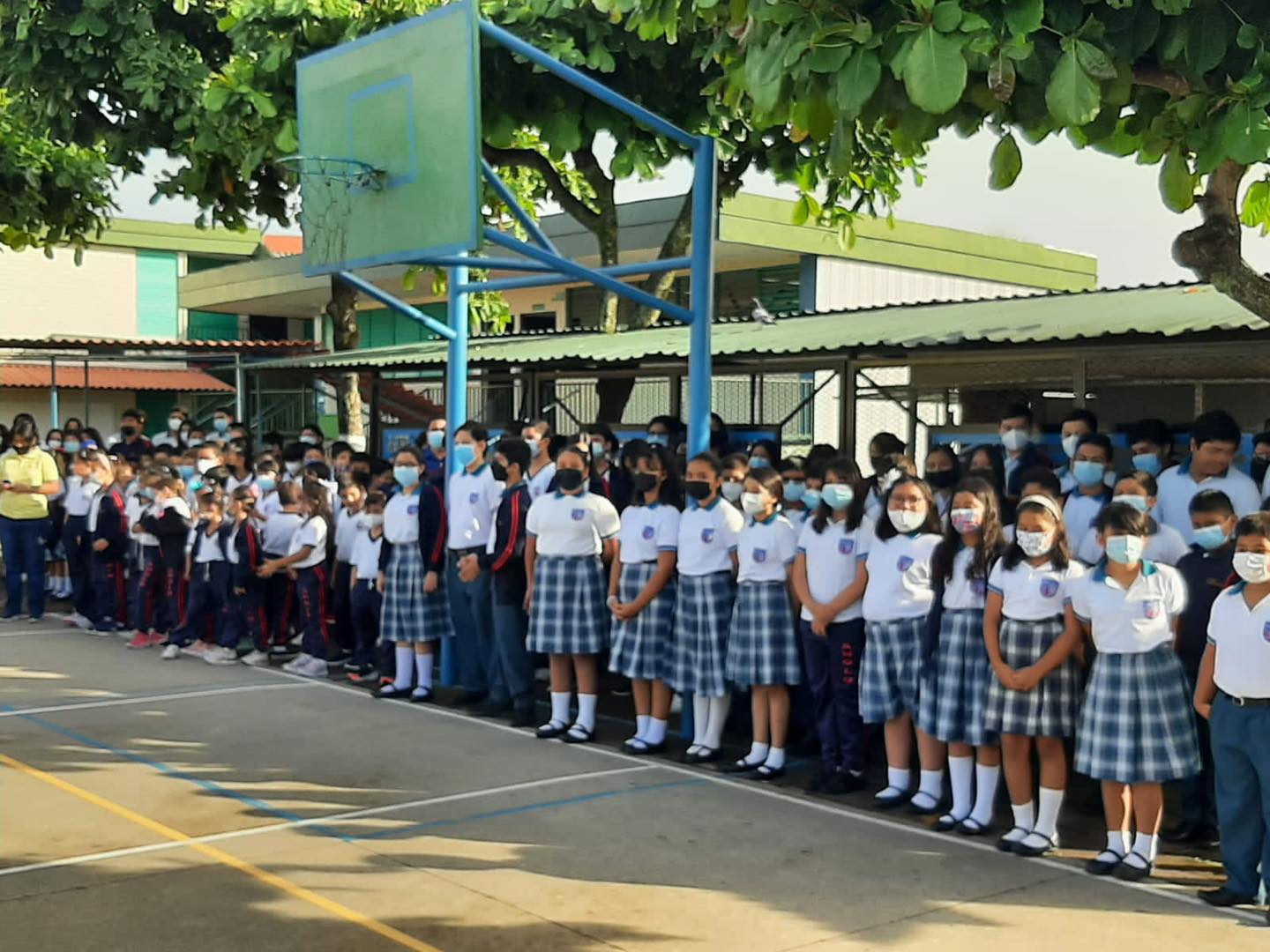 En las escuelas de Honduras se realizan actos cívicos en el Día de la Bandera de la Raza. Foto: Redes sociales
