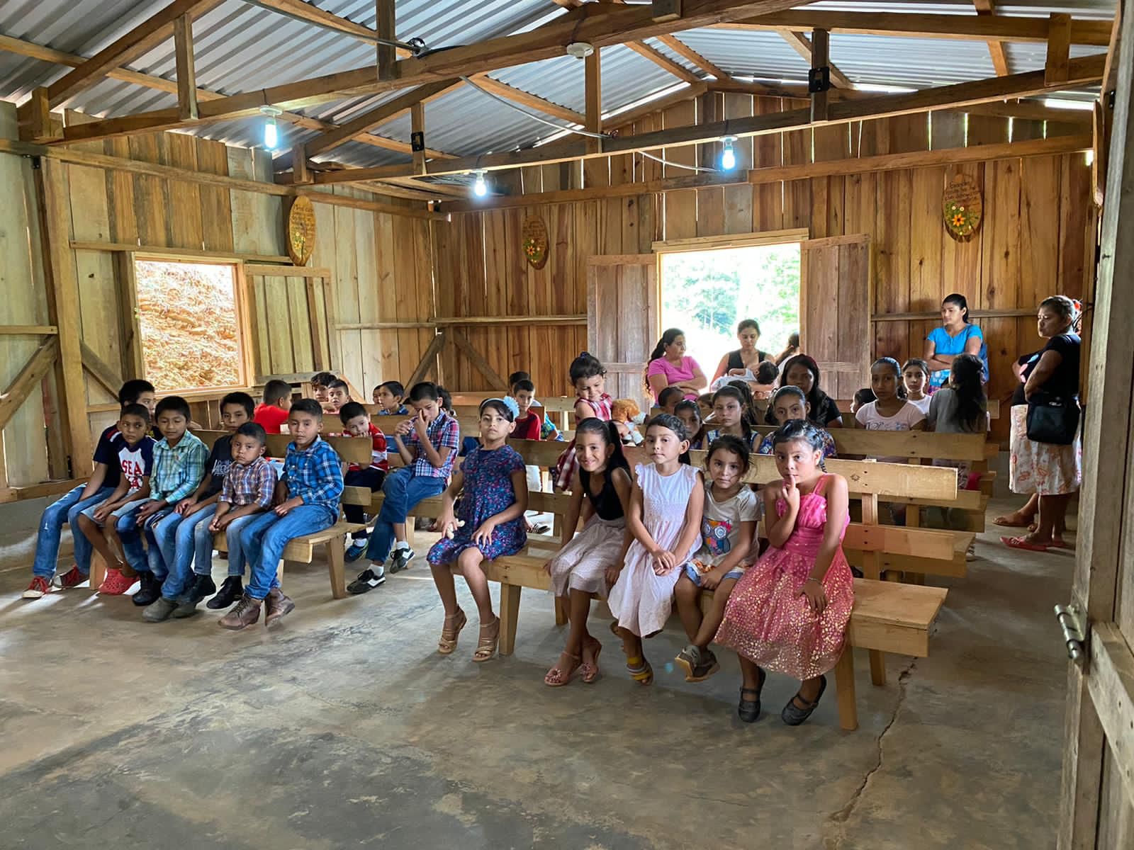 El grupo de voluntarios comparte la palabra de Dios cuando realizan sus causas sociales. Foto: Cortesía