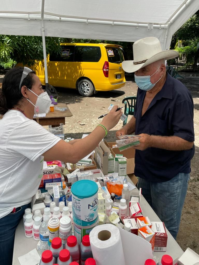 Los voluntarios brindan medicamentos gratis en las brigadas. Foto: Cortesía