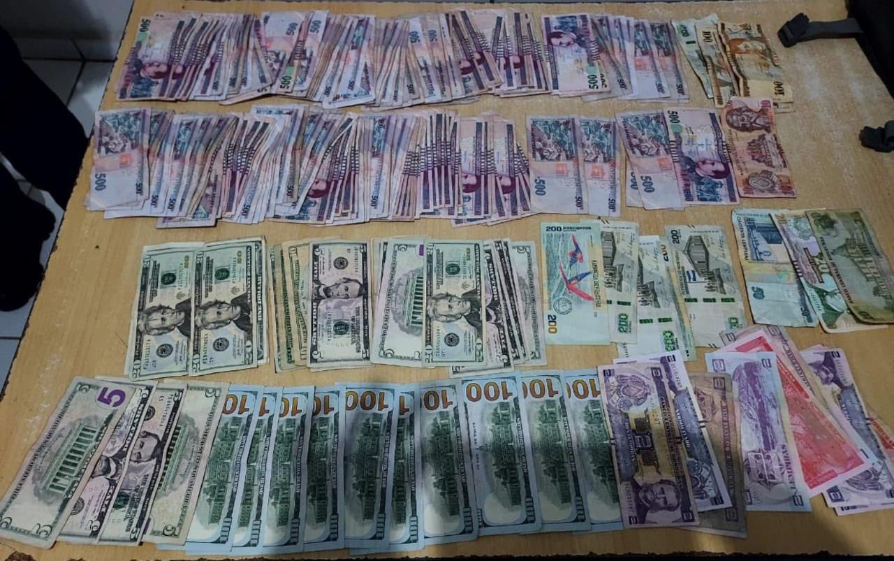 El dinero decomisado estaba en diferentes denominaciones. Foto: Policía Nacional