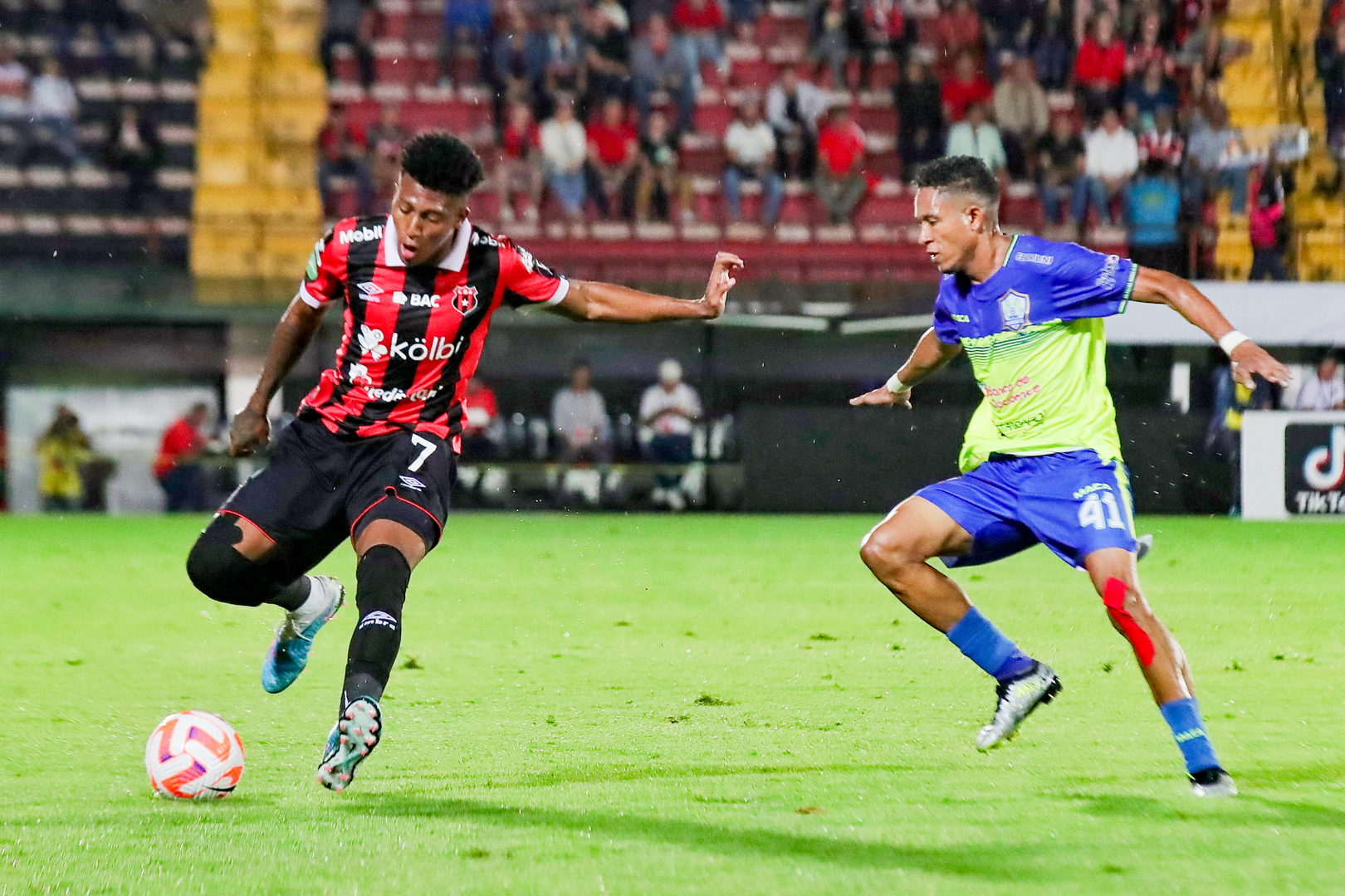 El Olancho FC hizo su debut en un torneo internacional contra Alajuelense. Foto: John Duran/Straffon Images