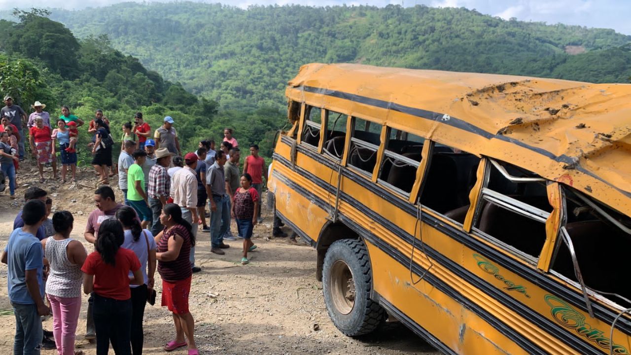 Muertos y decenas de heridos en fatal volcamiento de autobús en Nueva Arcadia, Copán