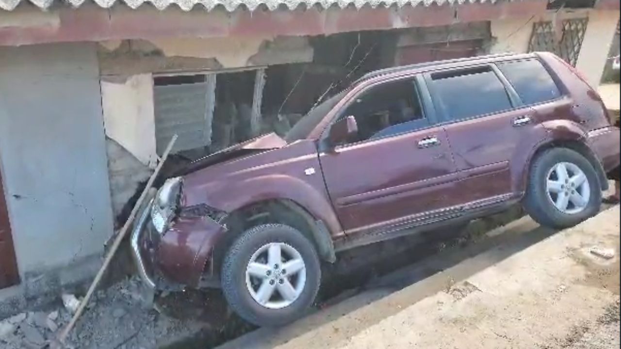 Una camioneta se estrella contra una casa en Intibucá