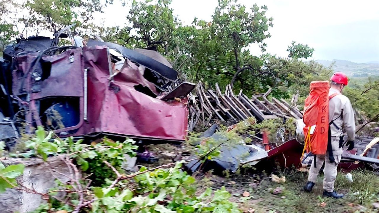 Rastra cae a un abismo en la CA-5 y deja al menos dos personas muertas