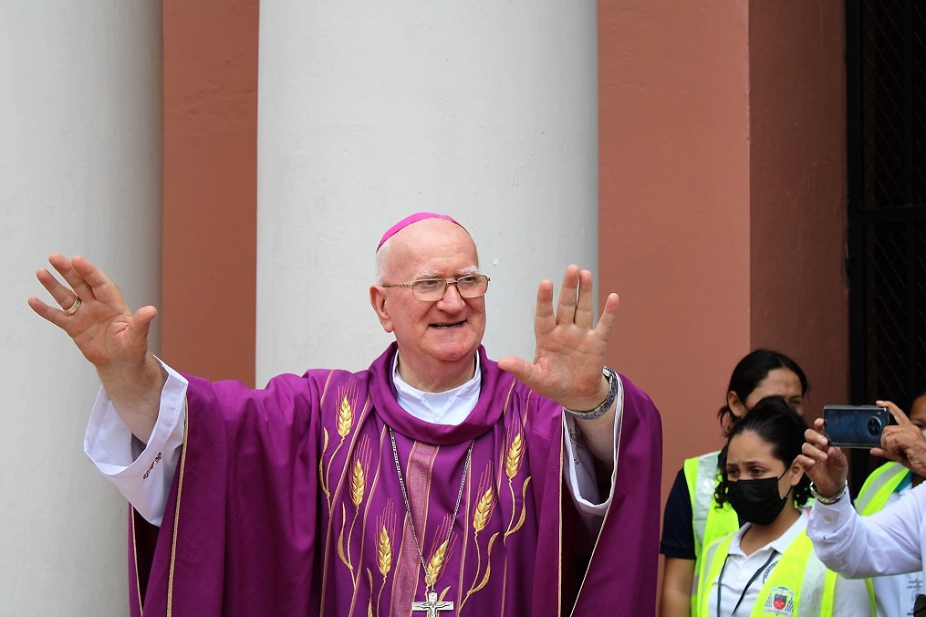 El nuncio del Papa impone palio arzobispal al arzobispo de San Pedro Sula, Michael Lenihan