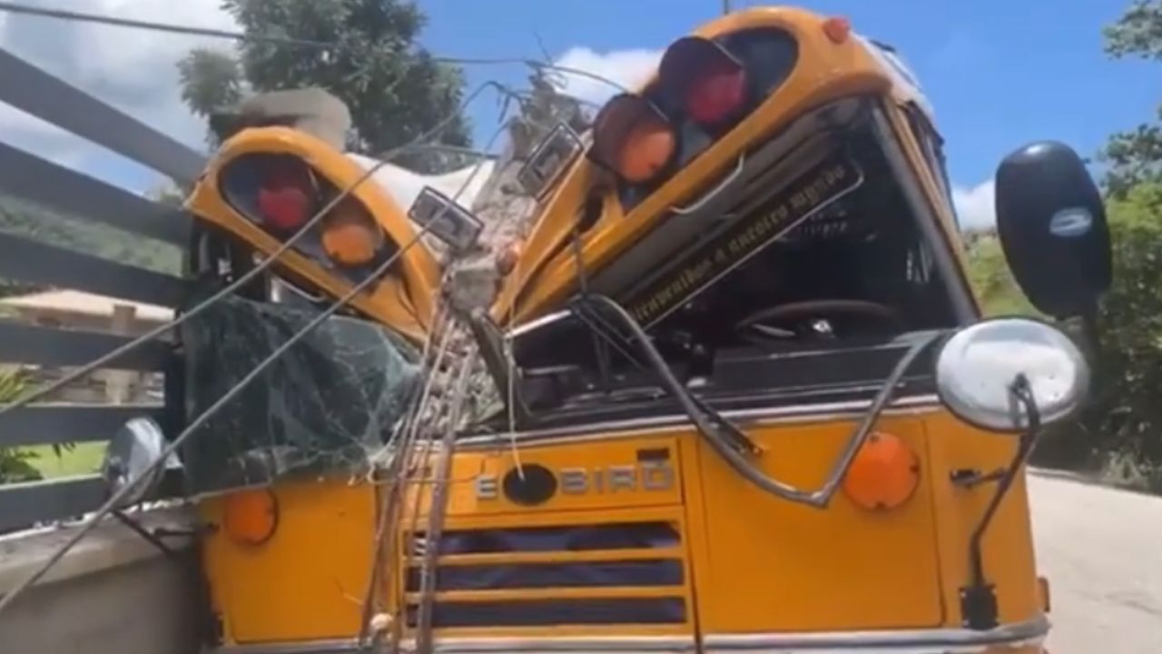 Autobús, por esquivar baches, pierde el control y choca contra poste eléctrico en Santa Bárbara