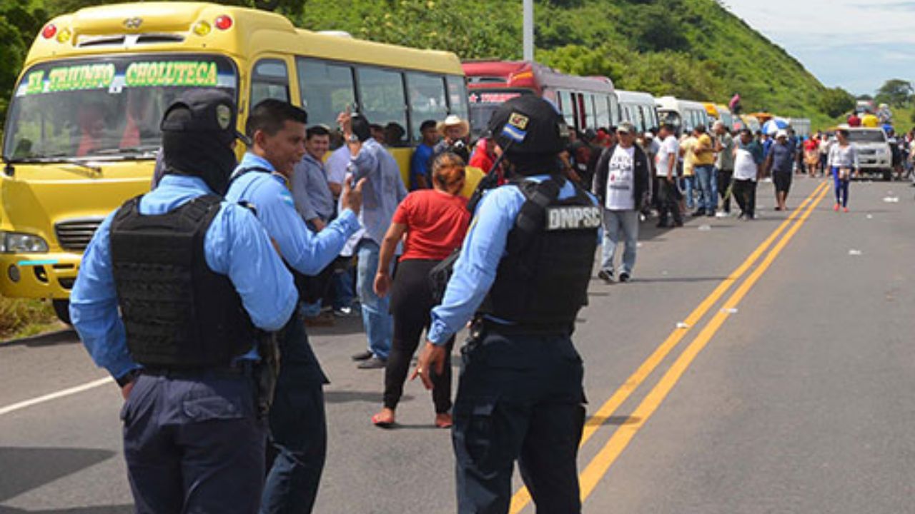 Bloquean vía que une Honduras con Nicaragua en protesta por traslado de terminal de buses