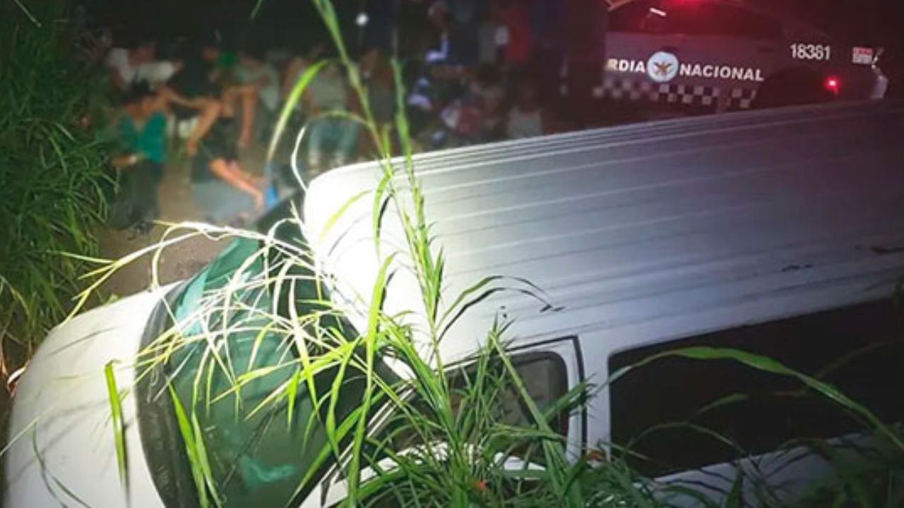 Una camioneta con 27 migrantes se descarrila en México; llevaba hondureños