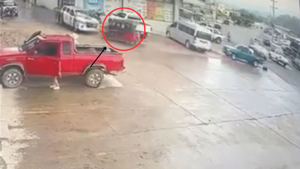 VÍDEO: conductor de mototaxi colisiona con una patrulla policial en Copán