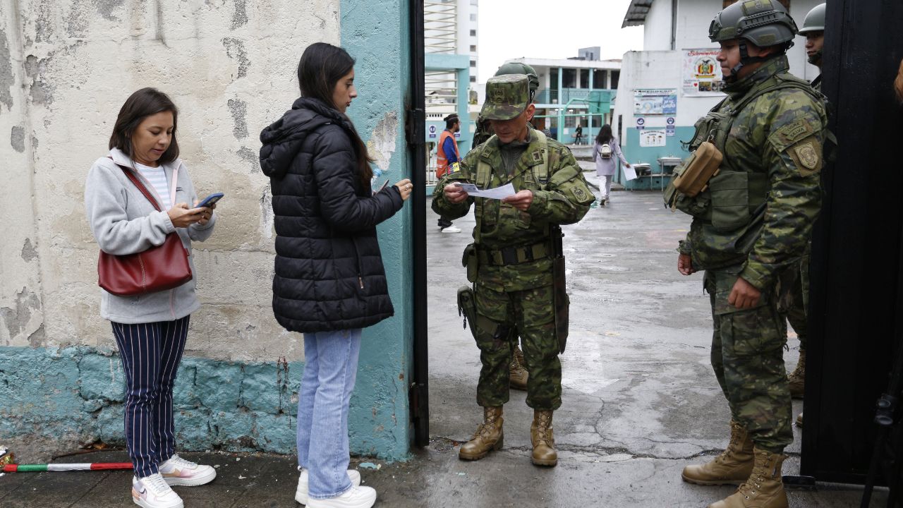 Imagen de Comienzan elecciones generales en Ecuador bajo fuertes medida de seguridad por violencia política