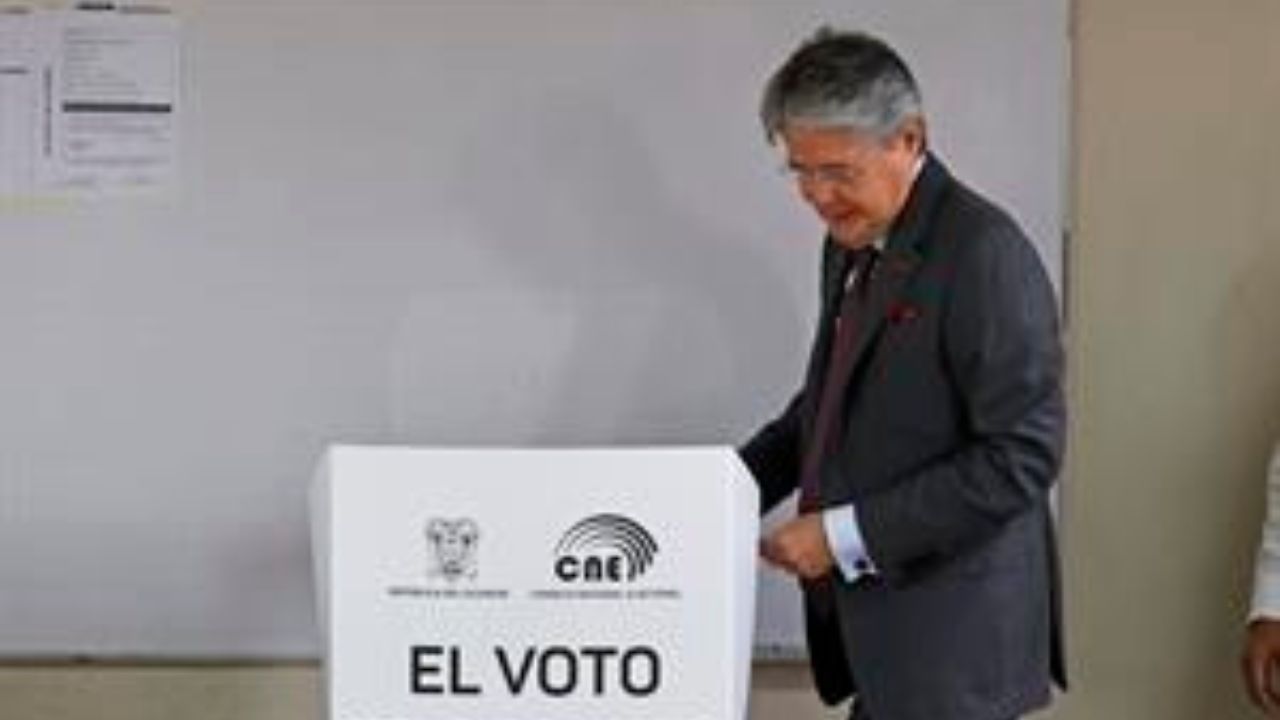 Lasso dice que Ecuador llega a las elecciones en un 'momento complejo' y pide respetar los resultados