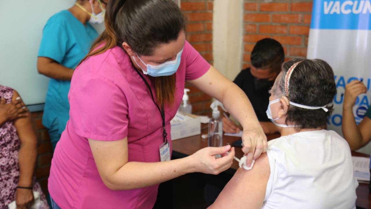 Salud extiende vida útil de vacunas contra el covid