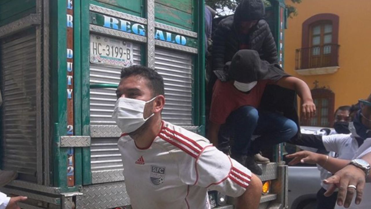 Detienen a dos hombres por transportar a 36 migrantes indocumentados al norte de México
