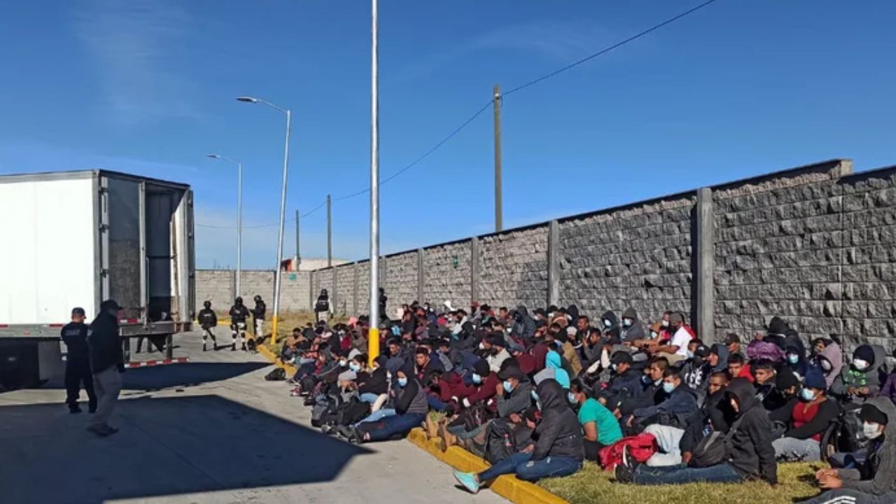 Encuentran a 231 migrantes de Guatemala y El Salvador hacinados en un tráiler en México
