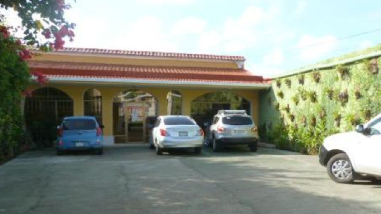 Mujer murió intoxicada dentro del parqueo de un motel; tenía el aire acondicionado encendido