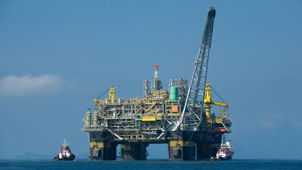 El petróleo en leve baja pese a tensiones en el mar Negro
