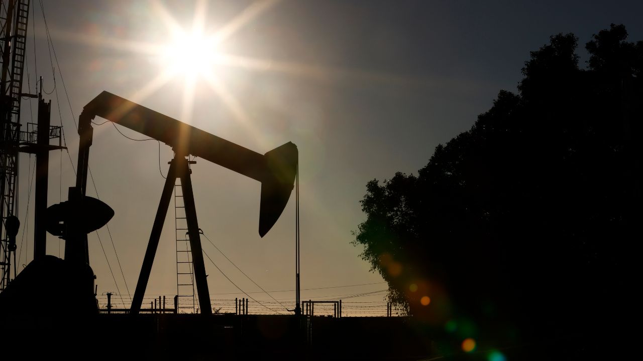 El petróleo sube expectante por posibles recortes adicionales de la Opep+