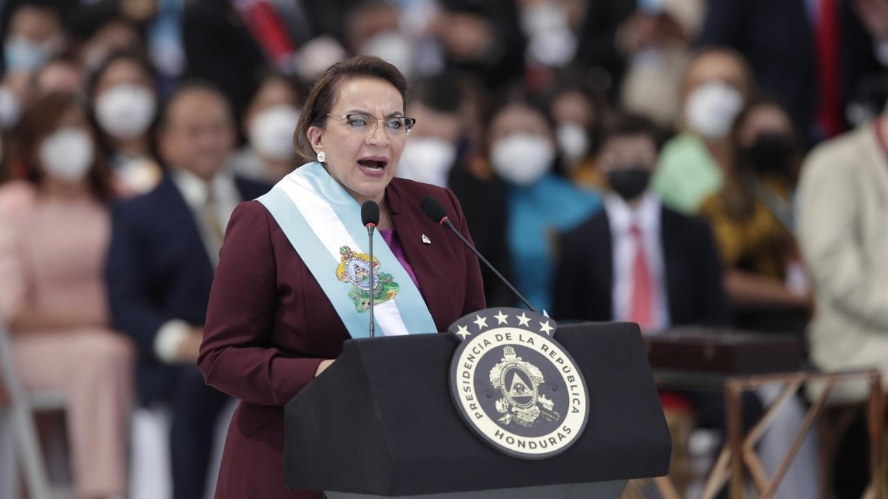 La tabla de aumentos del salario mínimo fue sancionada por la presidenta Xiomara Castro para su publicación en La Gaceta. Foto: HRN