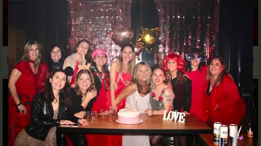 Mariel Narbona (vestida de blanco) celebró su boda con sus amigas. Foto: Cortesía