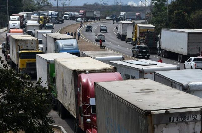 El grupo de hombres adelantó que Honduras podría sufrir una escasez de carga pesada. Foto: Hondudiario
