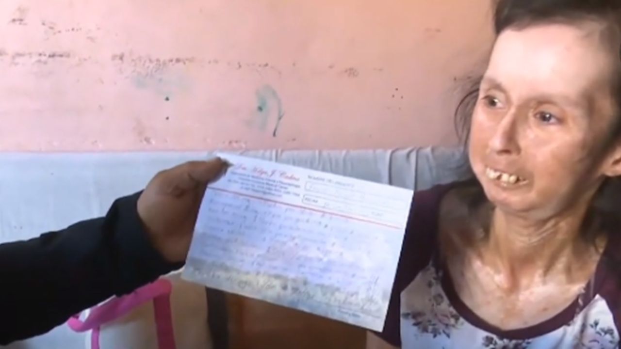 La mujer mostró la gran cantidad de medicamentos que necesita para tratarse. Foto: Cortesía