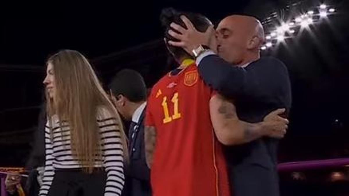Beso que le dio Luis Rubiales a la futbolista española, Jenni Hermoso. Foto: Cortesía