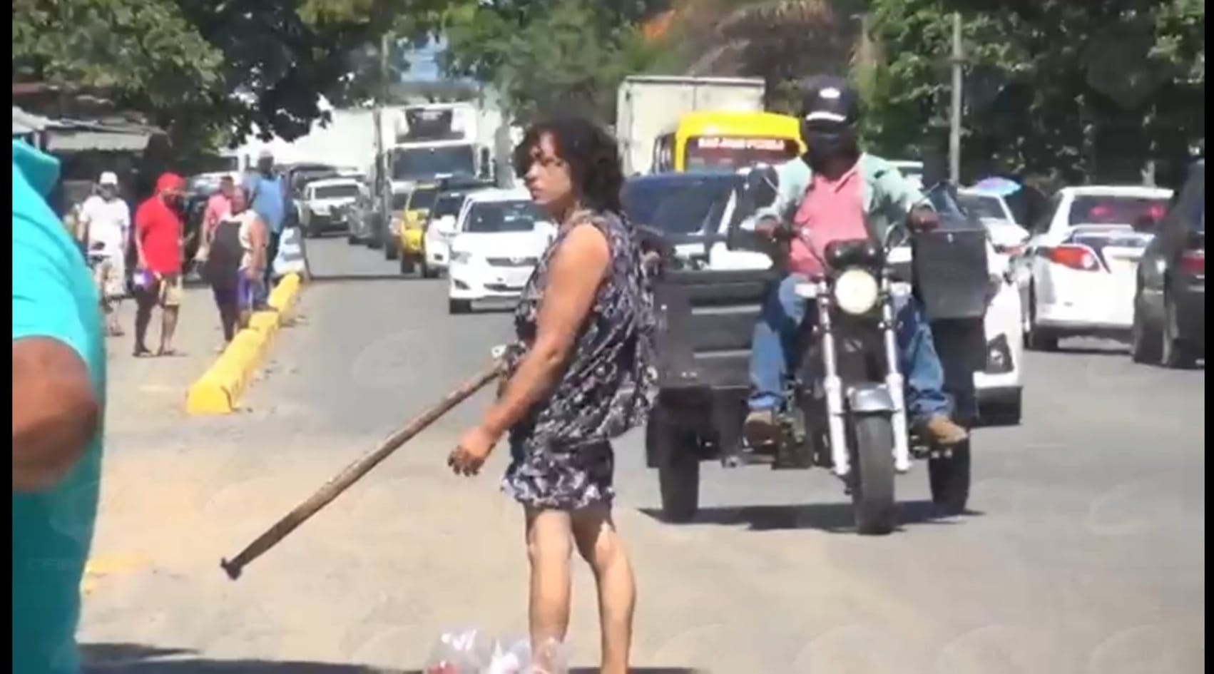 La mujer provocaba daños con un palo que cargaba. Foto: Redes sociales