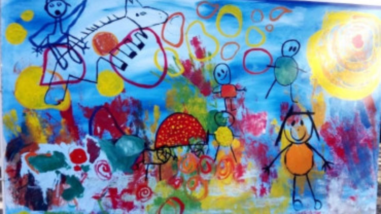 También puedes dejar que los niños se diviertan llenado su propio mural. Foto: Campus Educativo