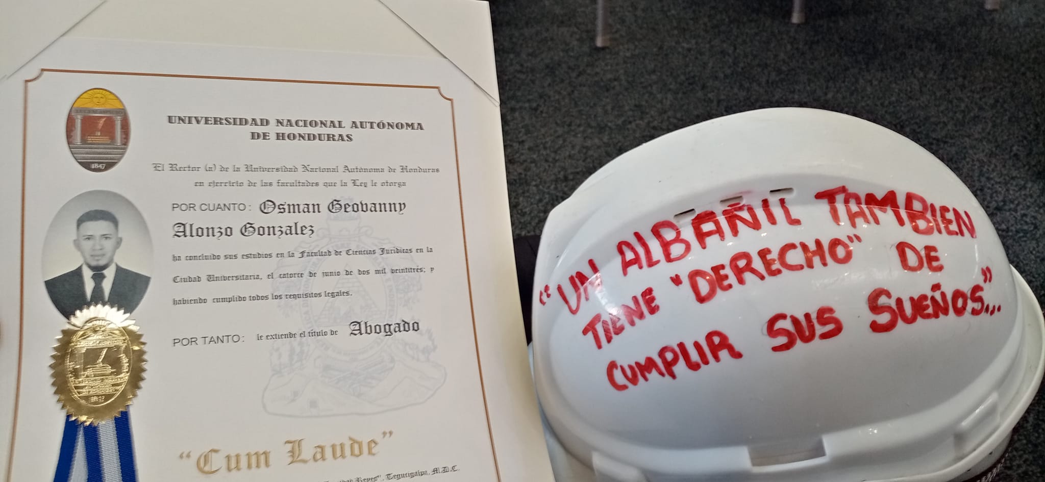 Tras recibir su título universitario, el profesional de Derecho presumió su logro en redes sociales. Foto: Facebook