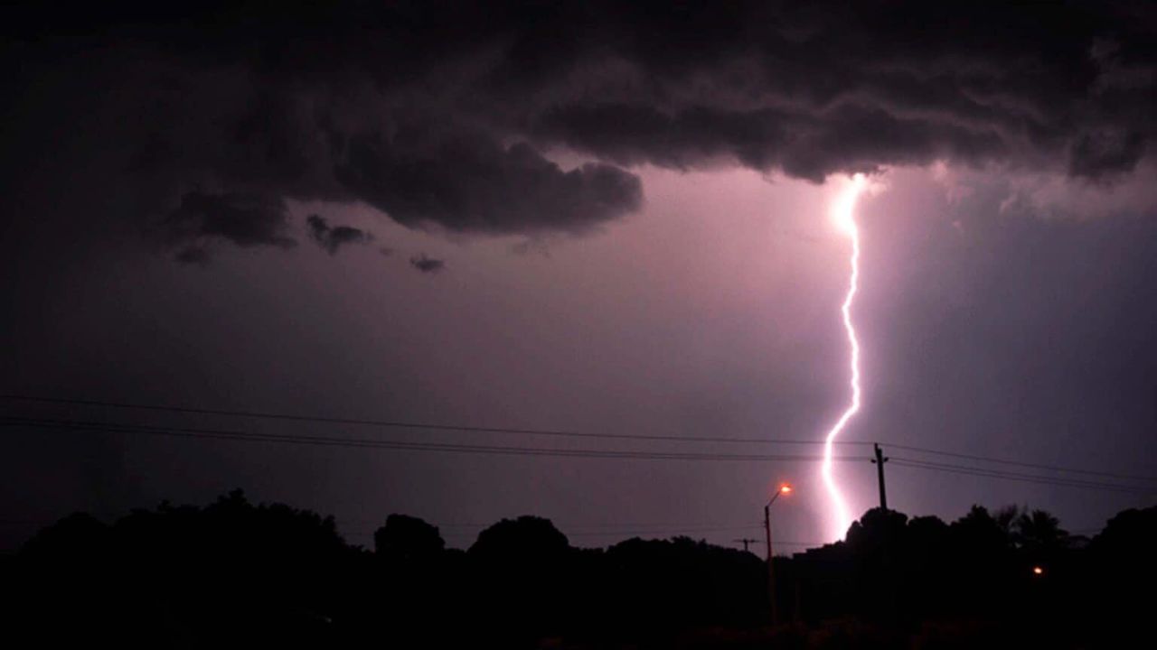 Imagen de Un rayo mata a un futbolista y a su entrenador, estaban bajo de un árbol