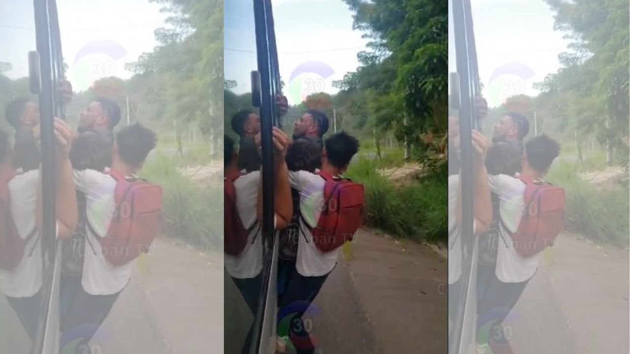 '¡Hasta la pata!': Critican a conductor por llevar a estudiantes 'colgados' de la puerta del bus en Copán